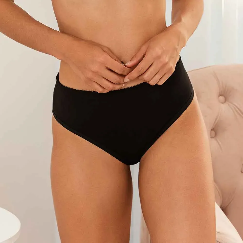 Bombacha básica de lycra de algodón con tiro alto y goma puntilla, color negro