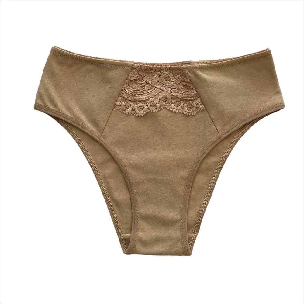 Bombacha de lycra de algodón con encaje y goma puntilla, color beige