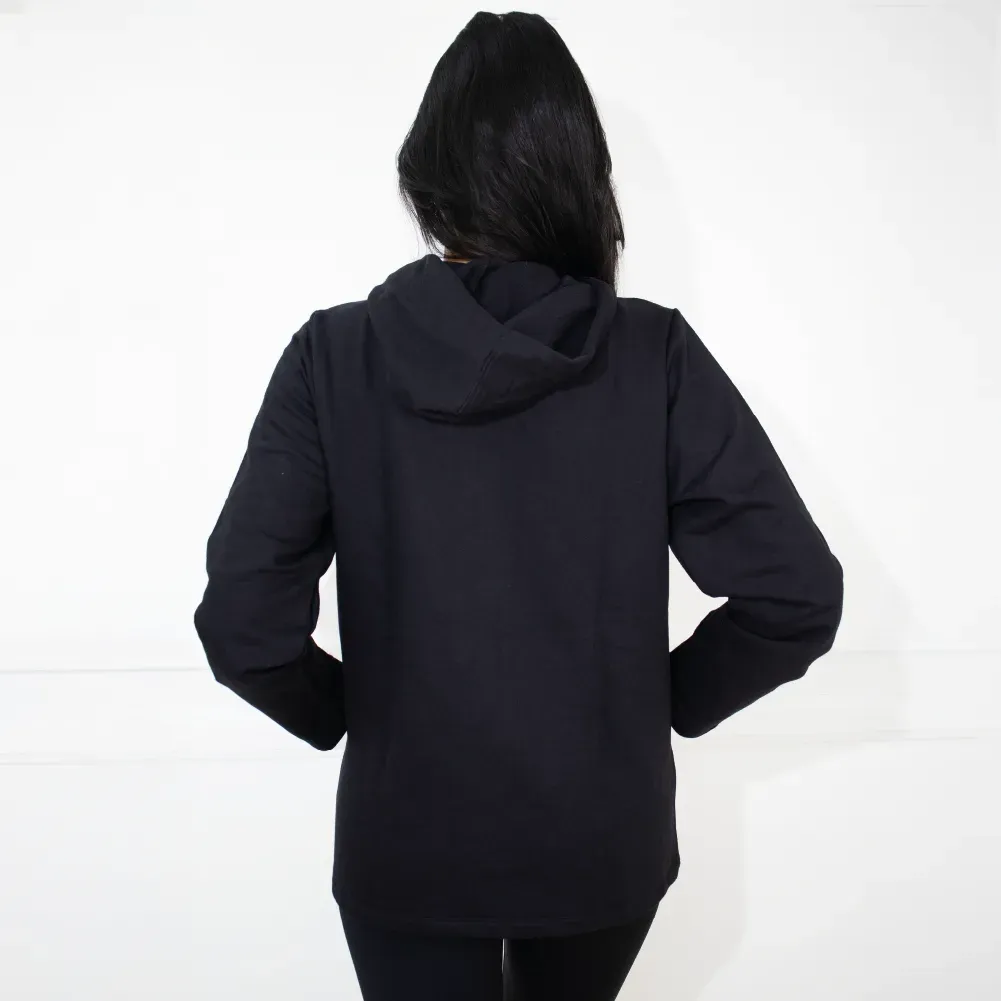 Campera de moletón con bolsillo de rib y capucha, color negro