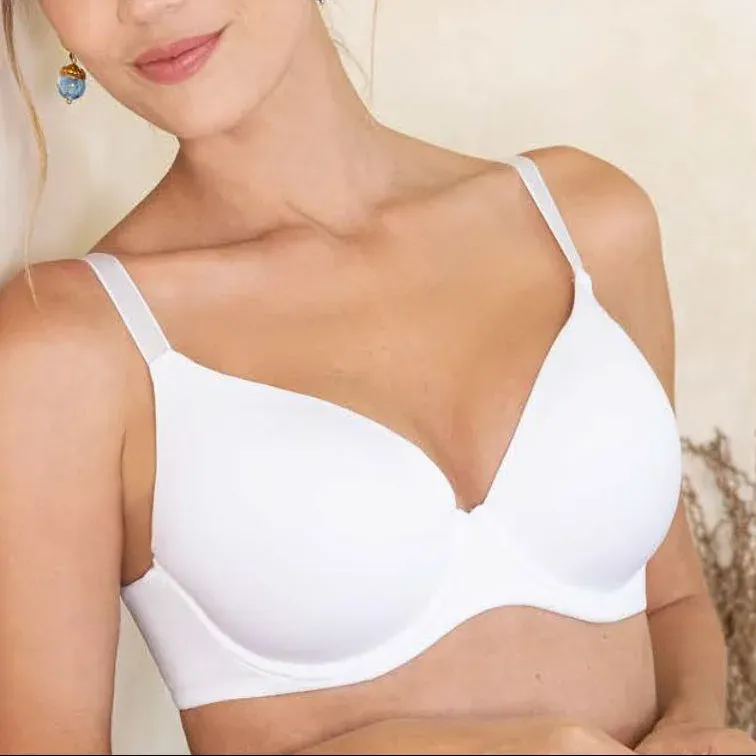 Corpiño de microfibra con taza preformada, arco y breteles reforzados, color blanco