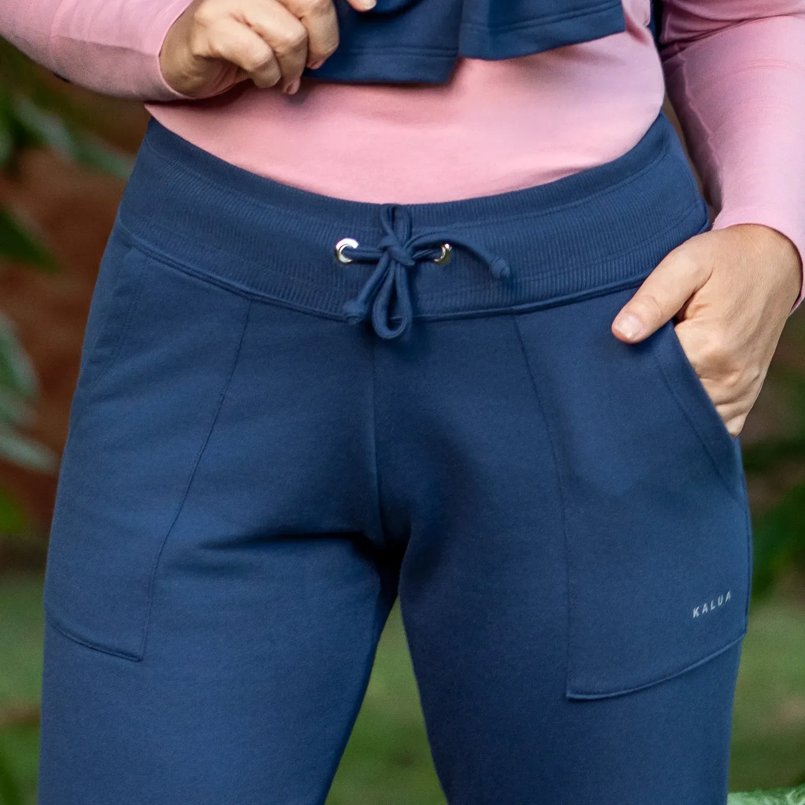Jogger de moletón con bolsillos, color azul