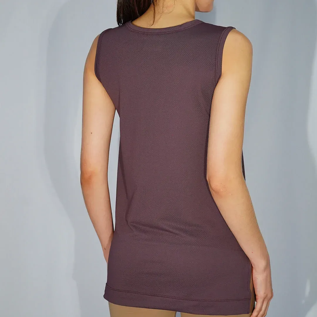 Musculosa de microfibra diferencial con tajos, color morado