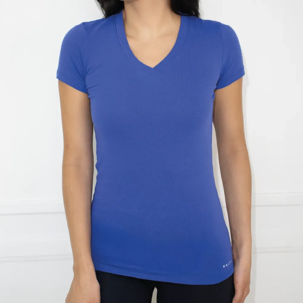 Remera básica con escote v, color azul francia