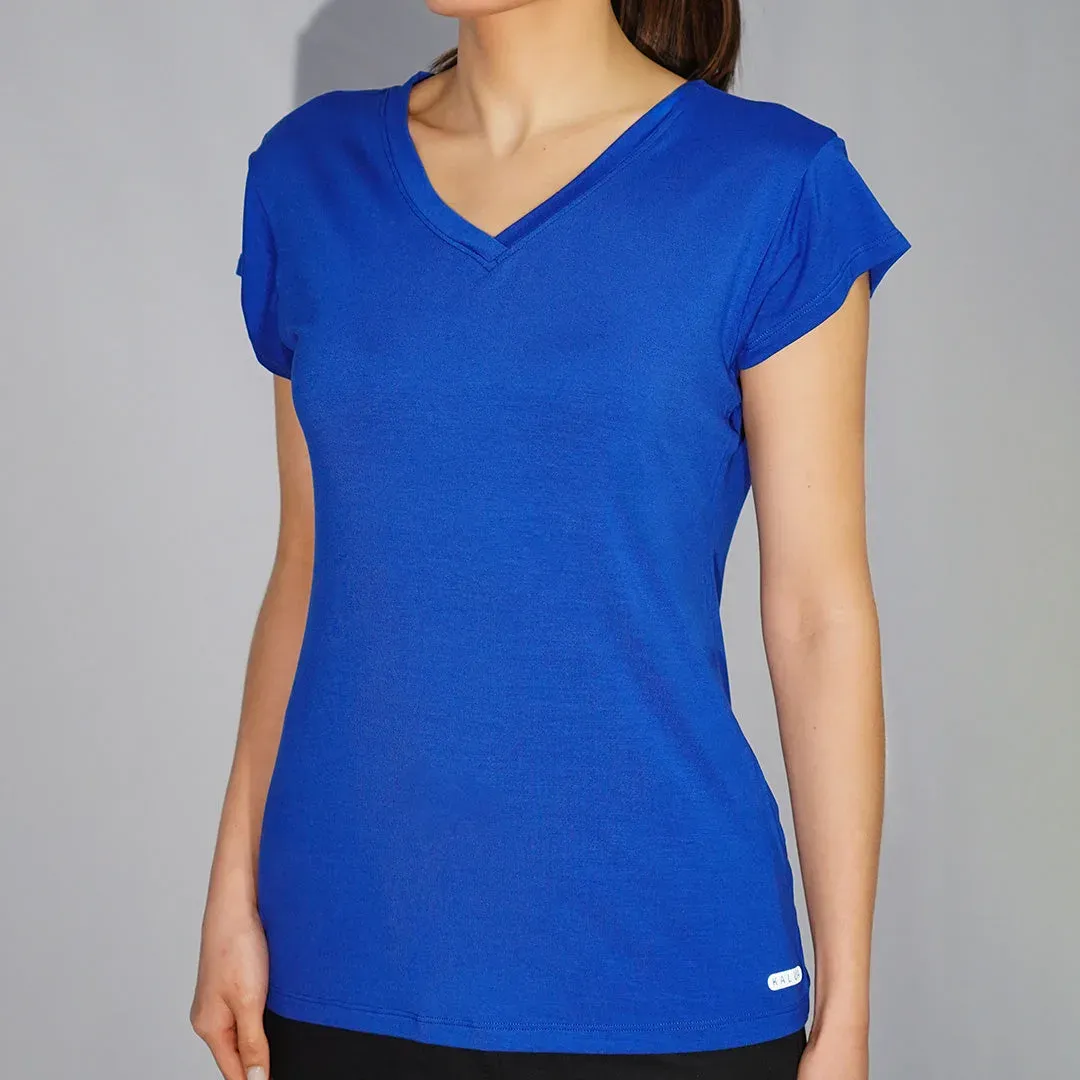 Remera básica de viscosa escote v, color azul francia