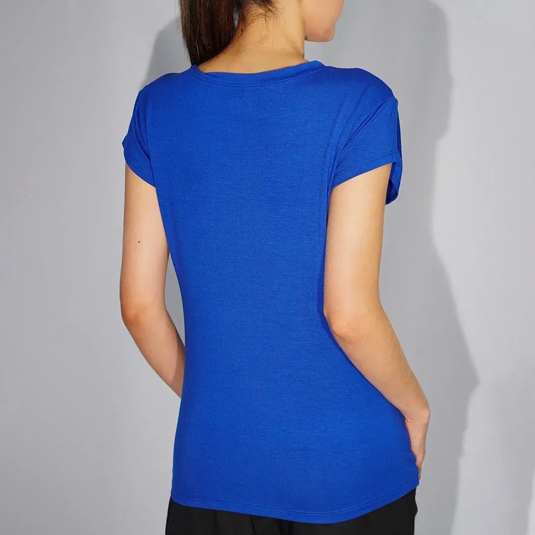 Remera básica de viscosa escote v, color azul francia