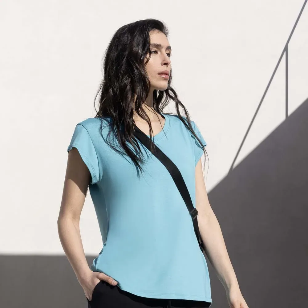 Remera básica de viscosa escote v, color celeste oscuro