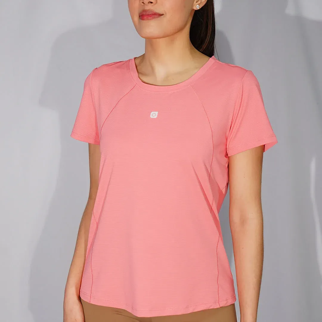 Remera de dry fit texturizada con escote redondo, mangas ranglán y cortes frontales con recubierto, color rosa oscuro