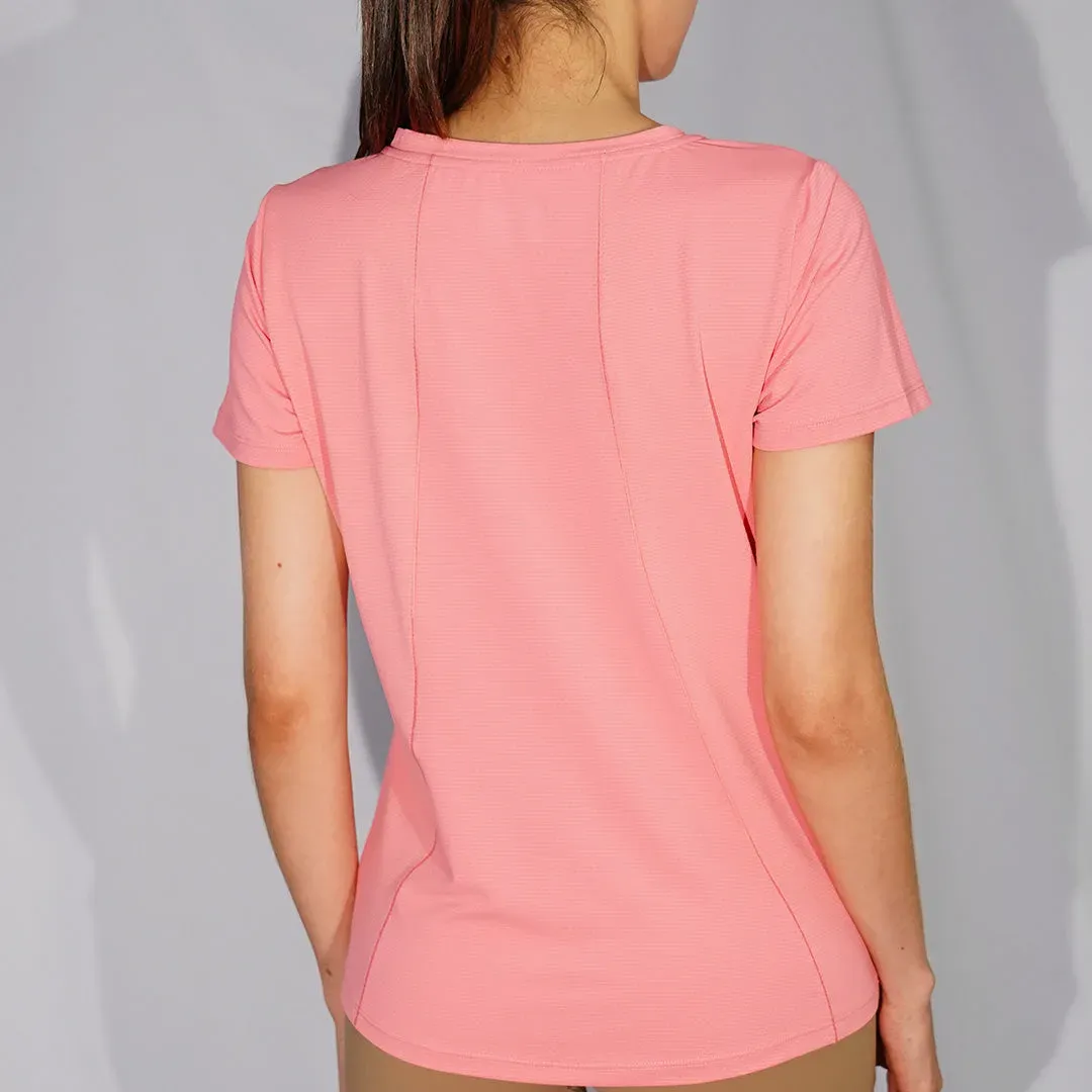 Remera de dry fit texturizada con escote redondo, mangas ranglán y cortes frontales con recubierto, color rosa oscuro