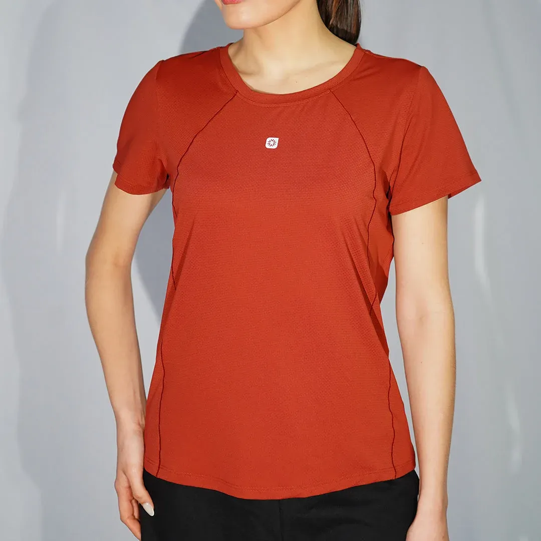 Remera de dry fit texturizada con escote redondo, mangas ranglán y cortes frontales con recubierto, color terracota oscuro
