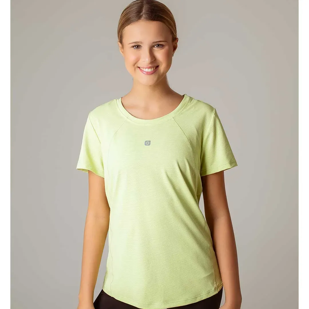 Remera de dry fit texturizada con escote redondo, mangas ranglán y cortes frontales con recubierto, color verde manzana