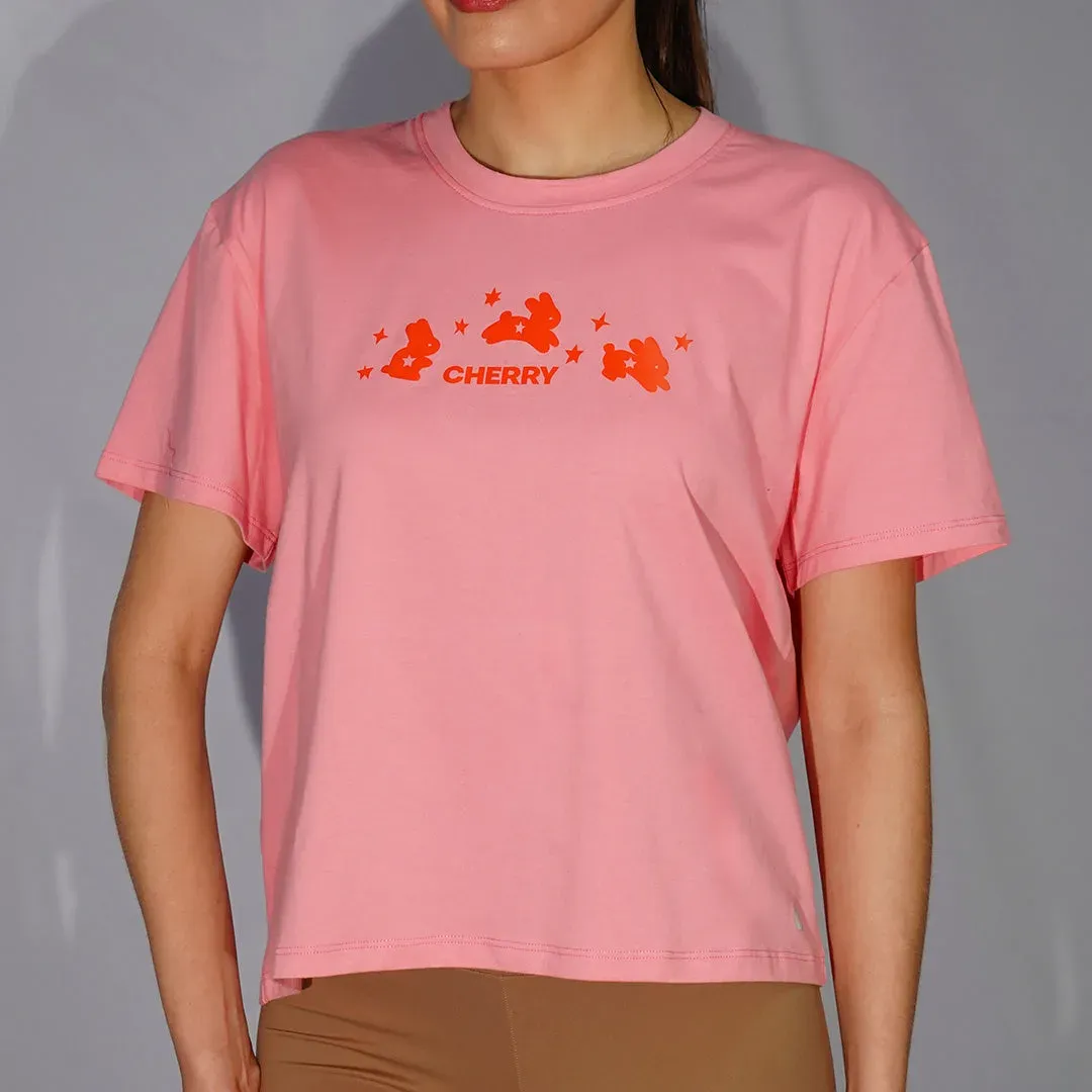 Remera de lycra de algodón oversize de cuello redondo y mangas caídas con serigrafía en delantero, color rosa