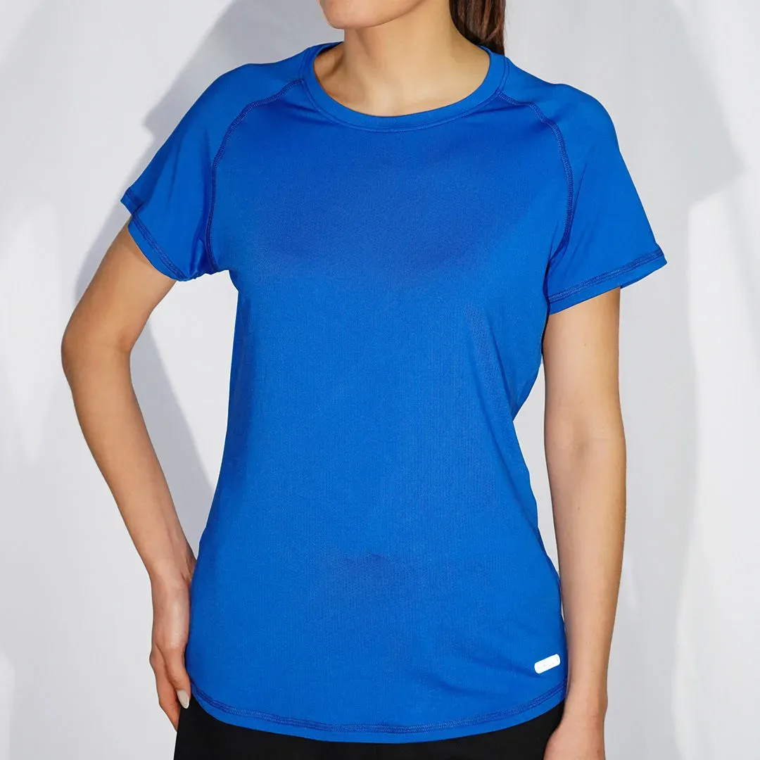 Remera dry fit con cortes y recubierto, color azul francia