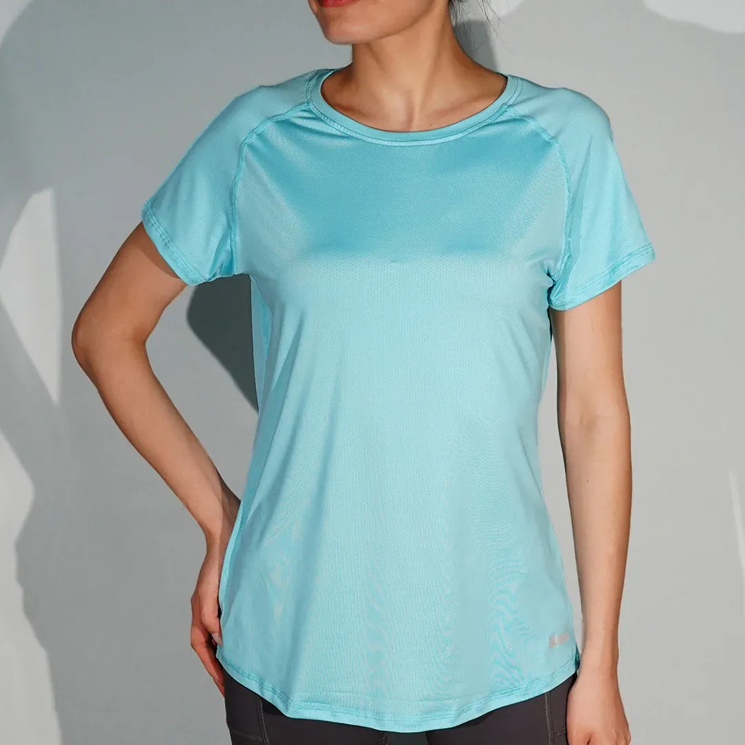 Remera dry fit con cortes y recubierto, color celeste