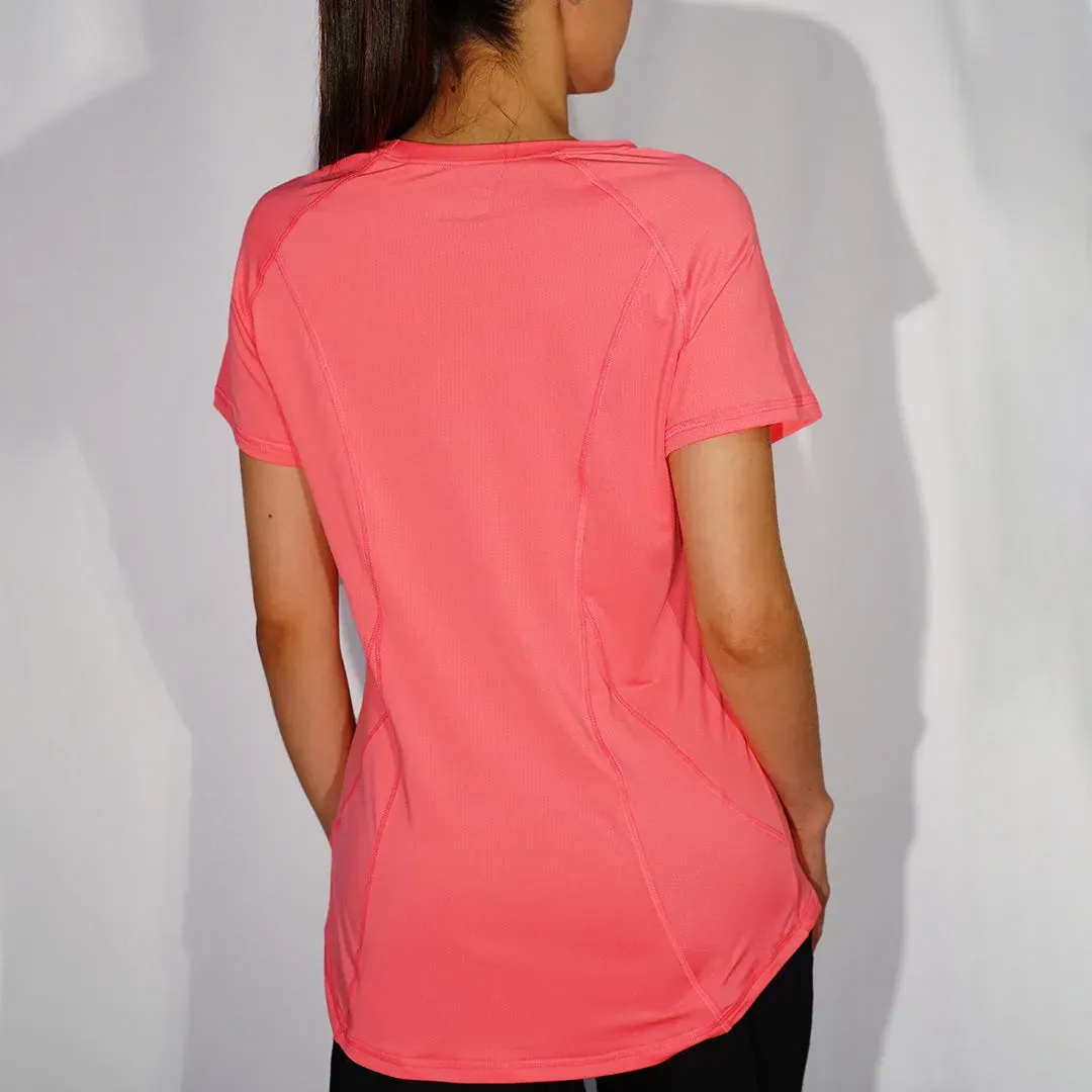 Remera dry fit con cortes y recubierto, color coral