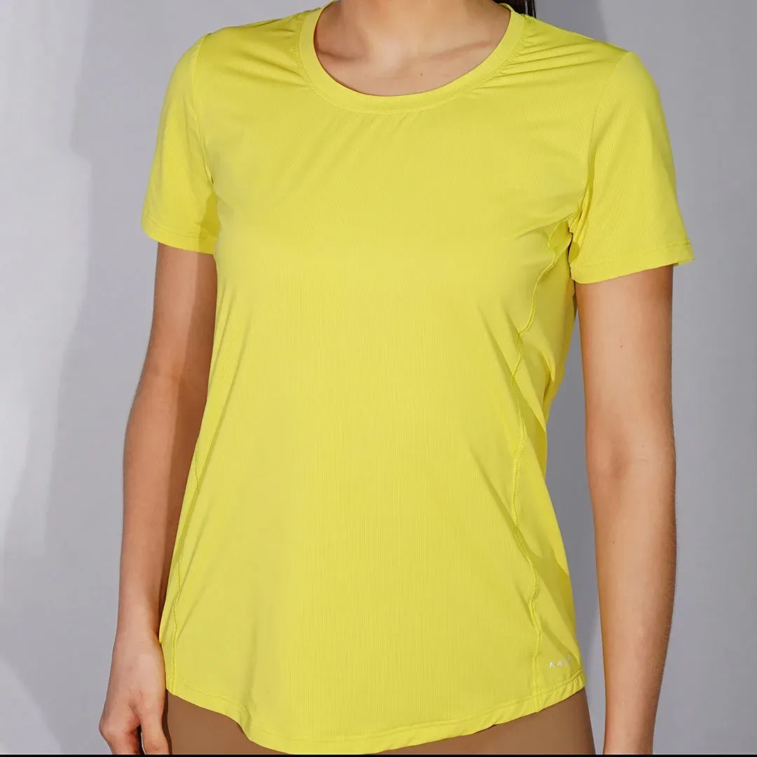Remera dry fit con detalle de cortes, color amarillo oscuro