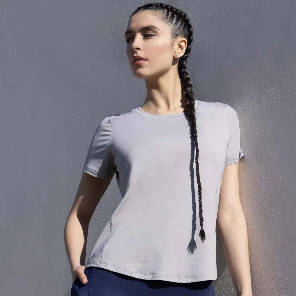 Remera dry fit con detalle de cortes, color gris