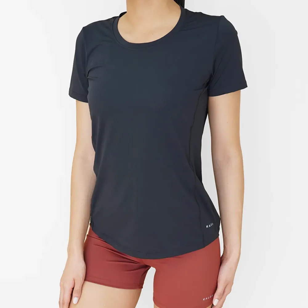 Remera dry fit con detalle de cortes, color negro