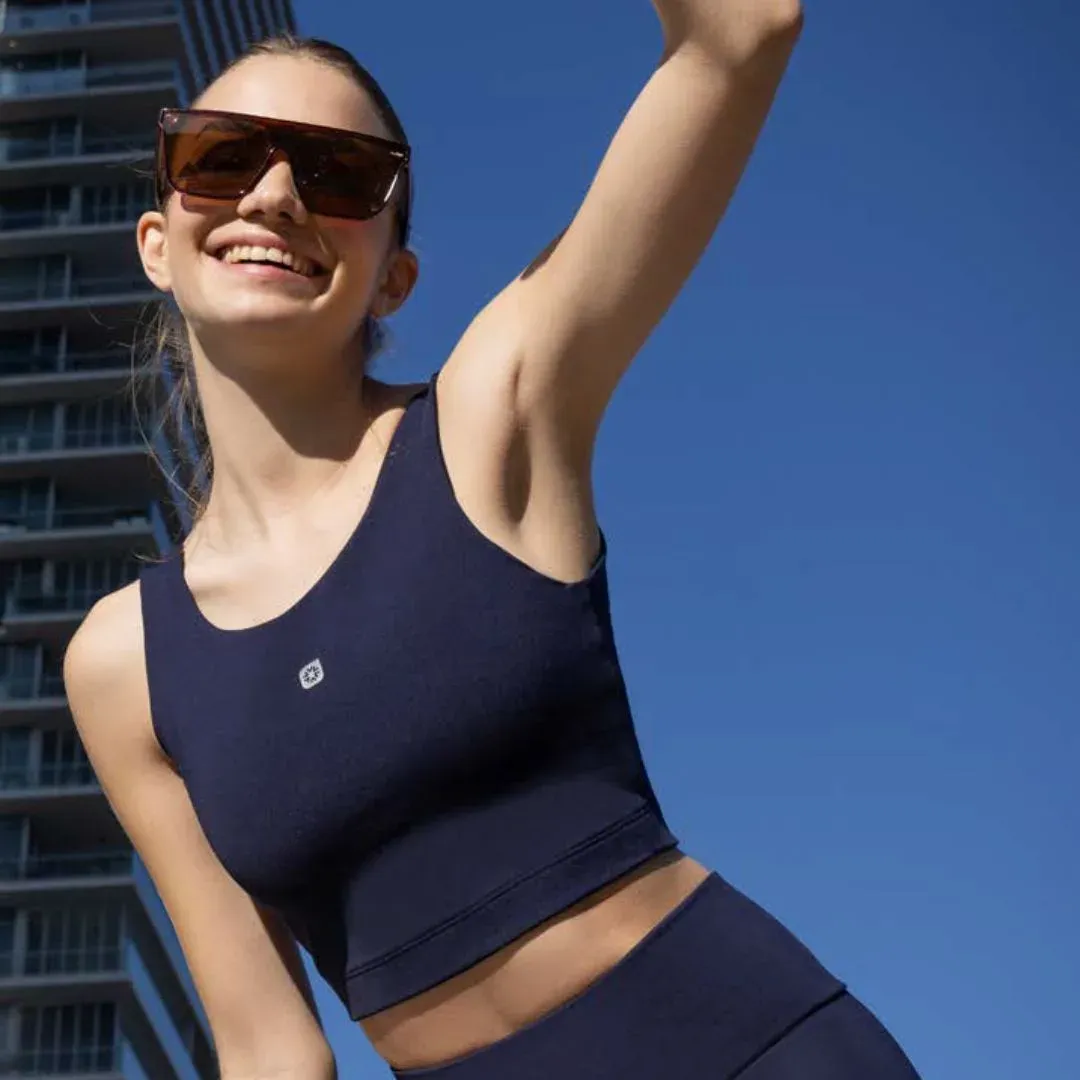 Top halter de súplex reforzado con tul con detalle en la espalda, color azul marino